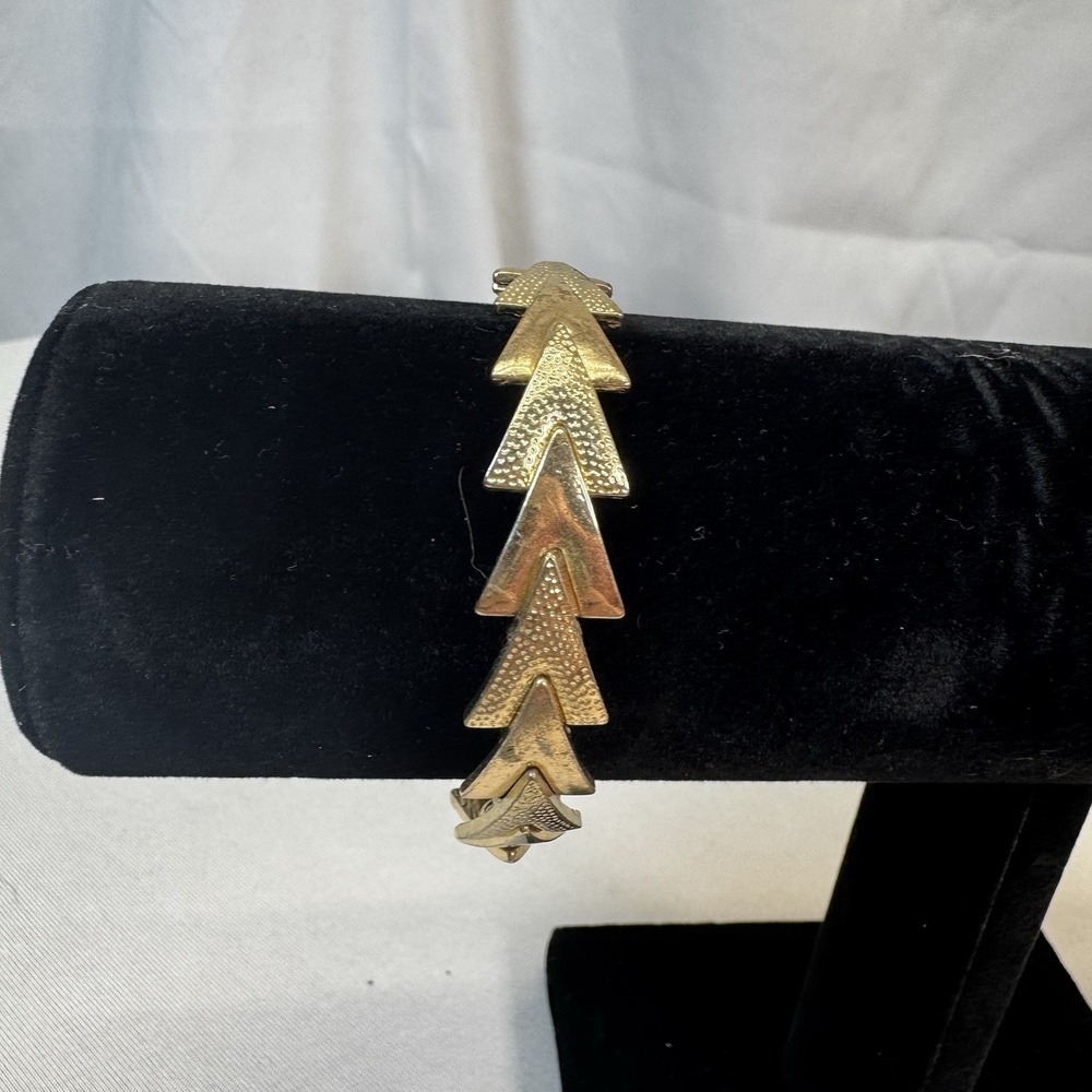 Woman's Jewelry Stretch Gold Tone Arrow‎ Bracelet!, Great Stacked!